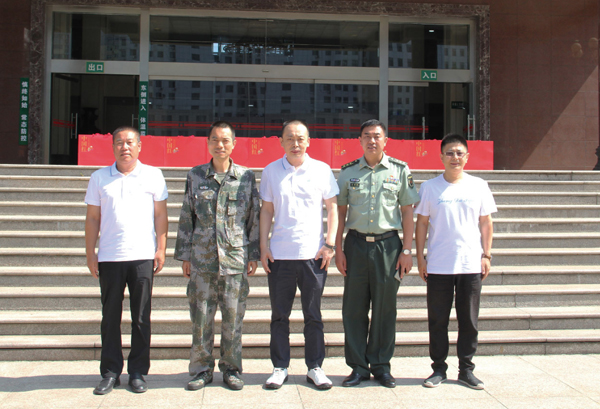 八一慰问送温暖  军企共建话深情